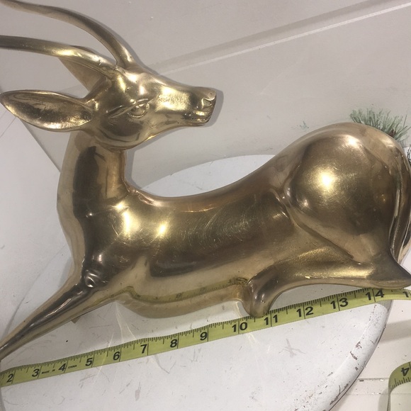 Vintage large brass lying gazelle - Picture 3 of 8